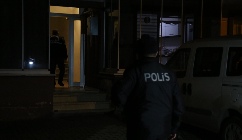 Tabancasını temizlemek isterken annesini vurdu