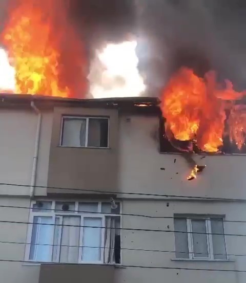 Tadilatı yapılan çatı alevlere teslim oldu.