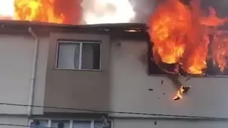 Tadilatı yapılan çatı alevlere teslim oldu.