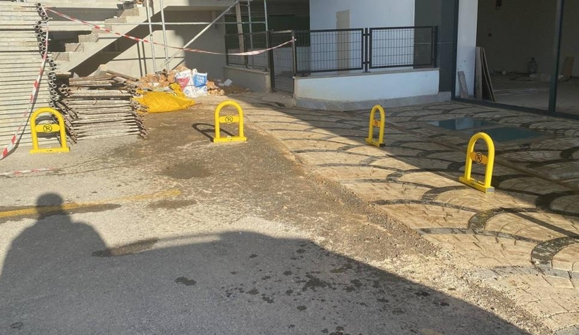 Takım elbiseli şahıs, inşaat önünde ölü bulundu