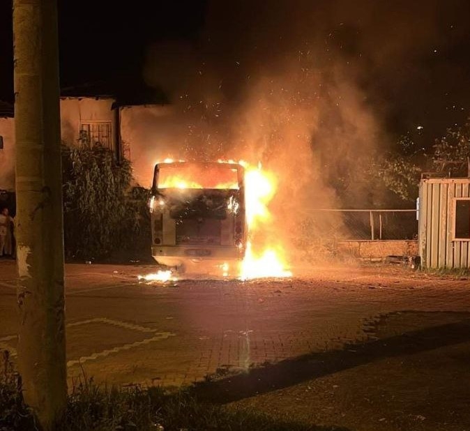 Takım otobüsü alevlere teslim oldu