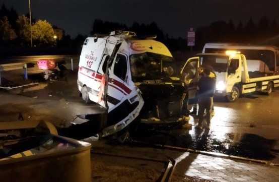 Takla atan ambulans hurdaya döndü: 3 yaralı