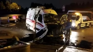 Takla atan ambulans hurdaya döndü: 3 yaralı