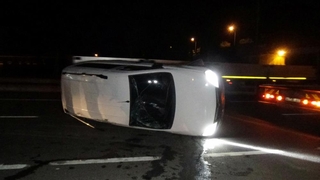 Takla atan aracın sürücüsü polise zor anlar yaşattı