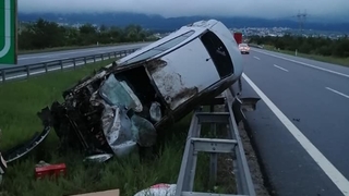 Takla atan otomobil bariyerde asılı kaldı: 3 yaralı