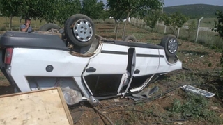 Takla atan otomobil tarlaya uçtu: 2 yaralı