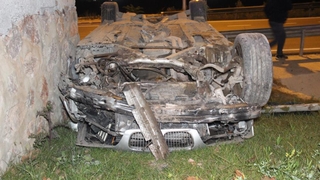 Takla atan otomobildeki 2 kişi yaralandı