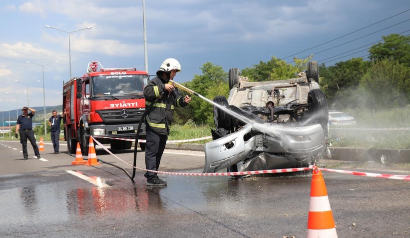 Takla atan otomobildeki 4 kişi yara almadan kurtuldu