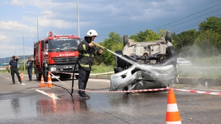 Takla atan otomobildeki 4 kişi yara almadan kurtuldu