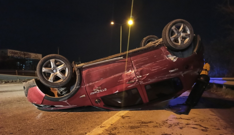Takla atan otomobilden çıkıp kaçtı