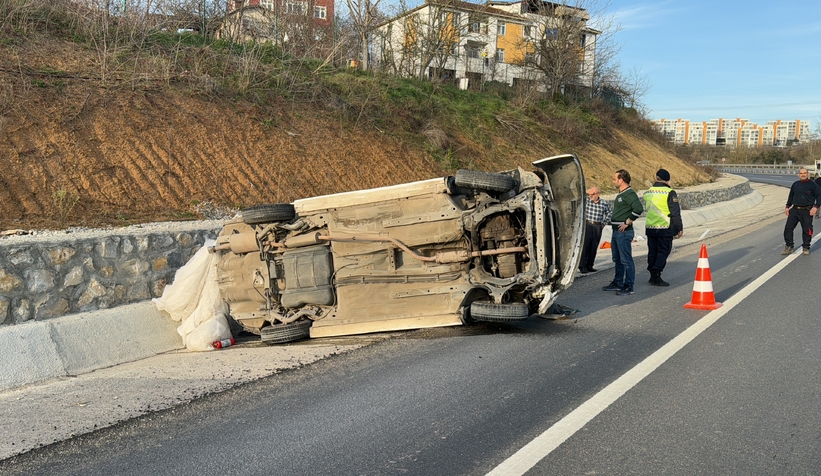 Takla atan otomobilden sağ kurtuldular