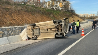 Takla atan otomobilden sağ kurtuldular