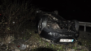 Takla atan otomobilden yara almadan kurtuldular