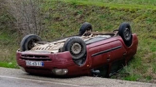 Takla atan otomobilden yara almadan kurtuldu