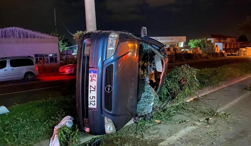 Takla atarak direğe çarptı