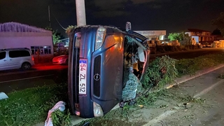 Takla atarak direğe çarptı