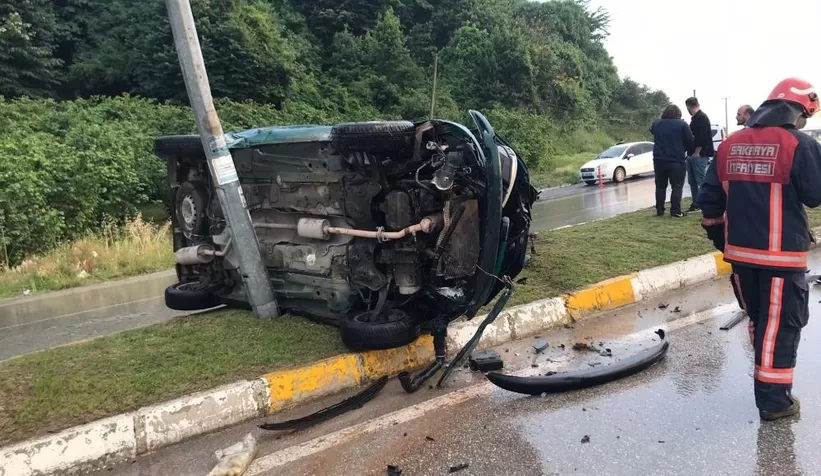 Takla atıp direğe çarptı: 2 yaralı