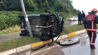 Takla atıp direğe çarptı: 2 yaralı