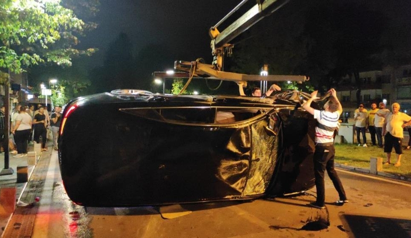 Takla attığı lüks otomobilinin camından çıkıp kaçtı