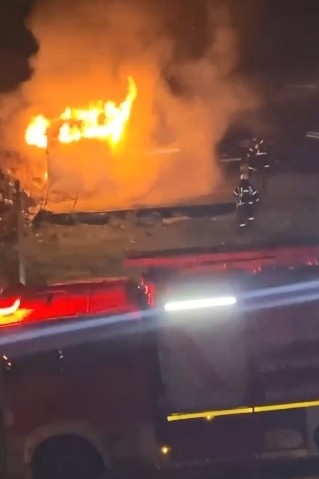 Taklacı güvercinlerin kümesi alev alev yandı