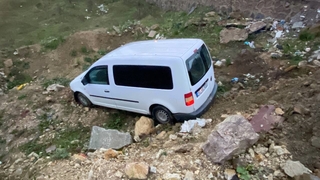 Taksi ile çarpışan araç araziye uçtu: 4 yaralı