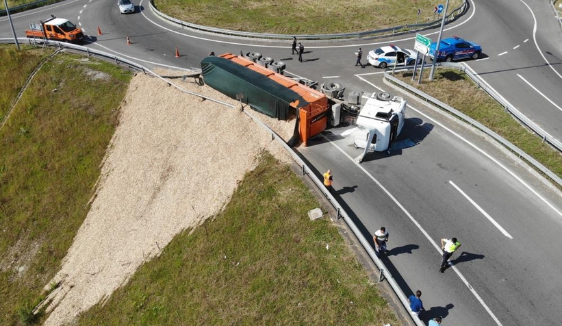 Talaş yüklü tır devrildi