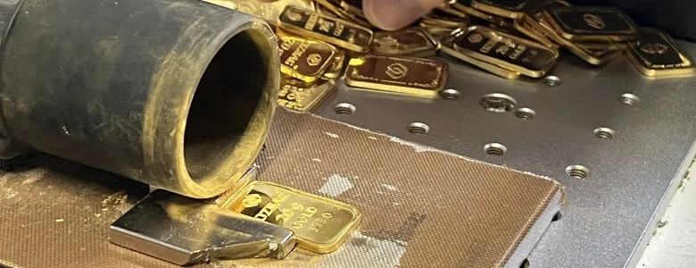 Talebe karşılamak için gece gündüz altın üretiyorlar