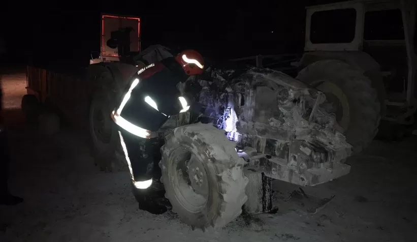 Tamir edilen traktör alev aldı