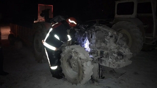 Tamir edilen traktör alev aldı