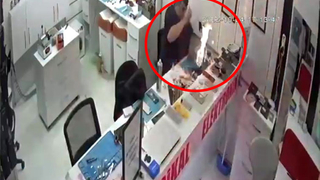 Tamir için getirilen telefon böyle patladı