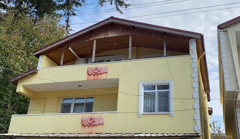 Tamirat için çıktığı çatıdan beton zemine düştü
