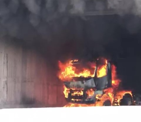 Tamire giden kamyon D-100’de alev alev yandı