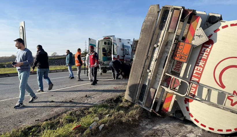 Tanker devrildi, sürücü yaralı