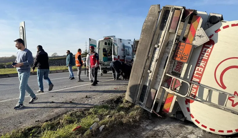 Tanker devrildi, sürücü yaralı