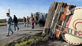 Tanker devrildi, sürücü yaralı