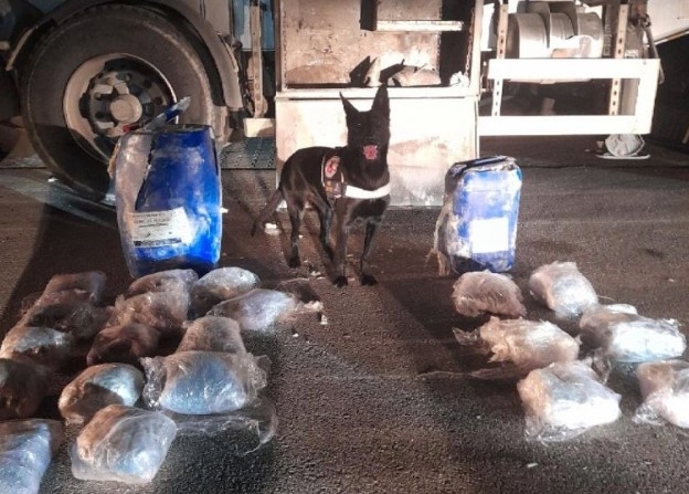 Tanker içinde zulalanmış 11 kilo esrar yakalandı