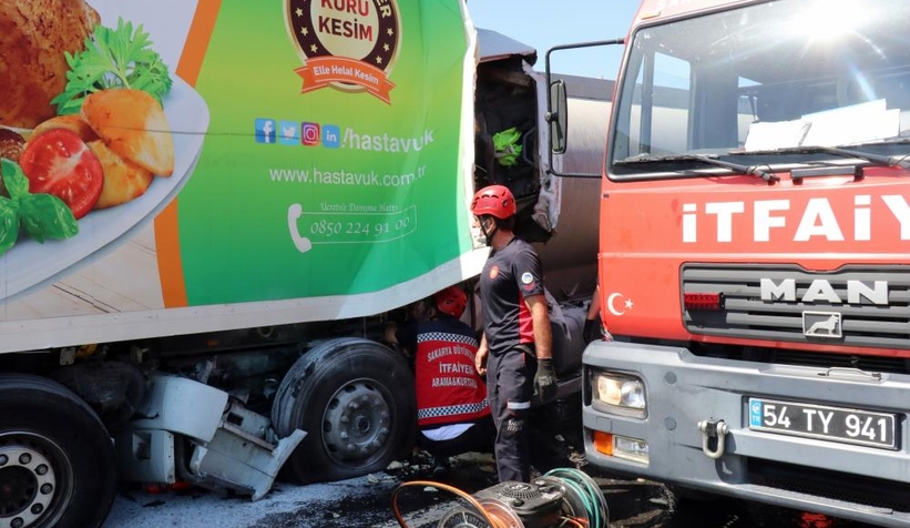 Tanker tıra ok gibi saplandı: 1 ölü