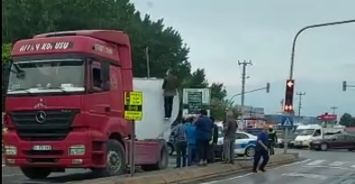 Tanker yerinden çıktı; D-100 kilitlendi