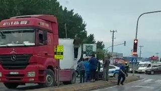 Tanker yerinden çıktı; D-100 kilitlendi