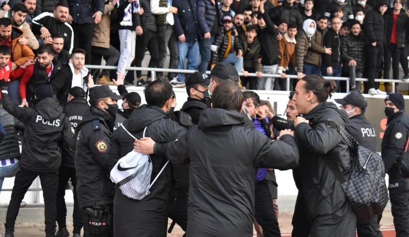 Taraftar ile futbolcu yumruk yumruğa birbirine girdi