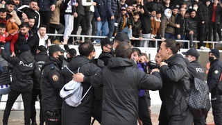 Taraftar ile futbolcu yumruk yumruğa birbirine girdi