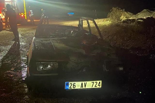 Taraklı'da park halindeki otomobil yandı