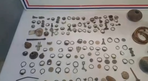 Tarihi eser kaçakçılarına operasyon; Yüzlerce eser ele geçirildi