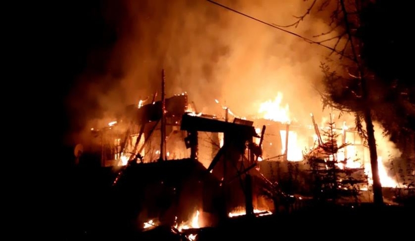 Tarihi köy evi alev alev yandı