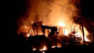 Tarihi köy evi alev alev yandı