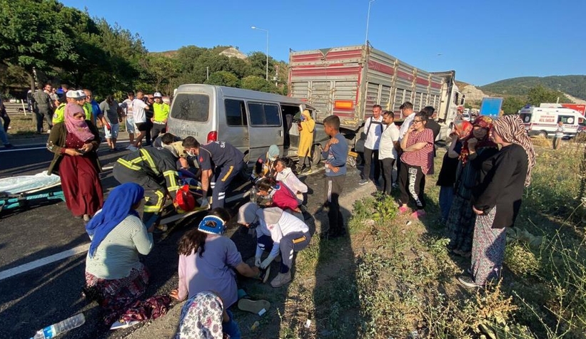 Tarım işçilerini taşıyan minibüs kaza yaptı: 1'i ağır 12 yaralı