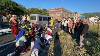 Tarım işçilerini taşıyan minibüs kaza yaptı: 1'i ağır 12 yaralı