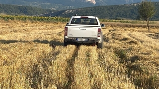 Tarlada facia: Aracın altında kalıp öldü