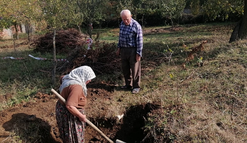 Tarlasını için su çukuru açarken misket bombası buldu