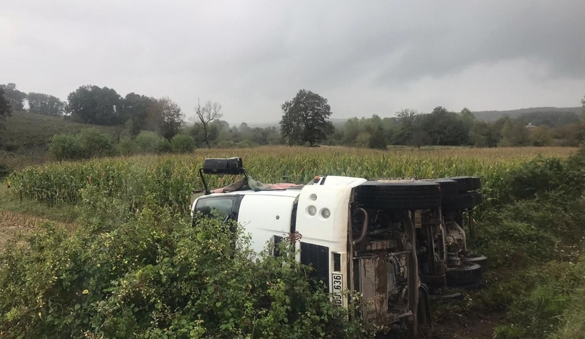 Tarlaya devrilen kamyonda sıkıştı